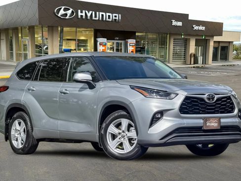 Used 2021 Toyota Highlander LE AWD/4WD image 2