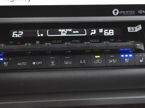 Used 2023 Toyota Sequoia Platinum AWD/4WD image 10