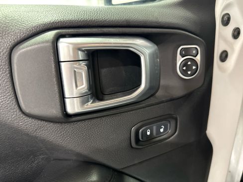 Used 2020 Jeep Wrangler Unlimited Sahara AWD/4WD image 19