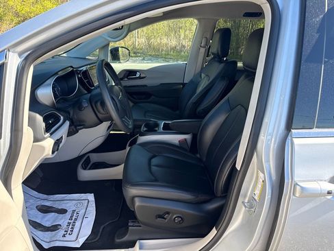 Used 2024 Chrysler Pacifica Touring-L FWD image 5