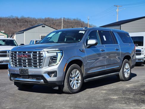 Used 2025 GMC Yukon XL Denali AWD/4WD image 12