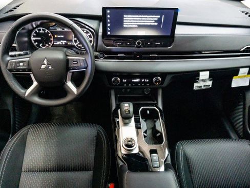 New 2025 Mitsubishi Outlander ES image 15