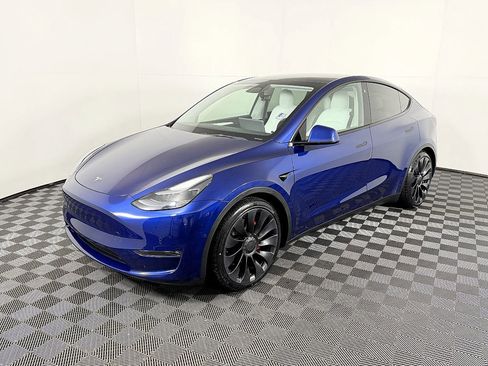 Used 2023 Tesla Model Y Performance image 2