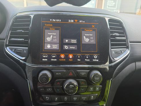 Used 2021 Jeep Grand Cherokee Laredo X AWD/4WD image 19