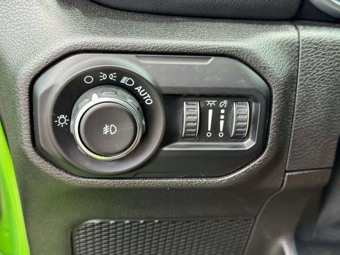 Used 2018 Jeep Wrangler Unlimited Sahara AWD/4WD image 18