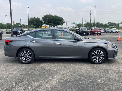 Used 2025 Nissan Altima 2.5 SV FWD image 3