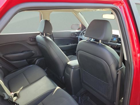 Used 2023 Hyundai Venue Limited image 10