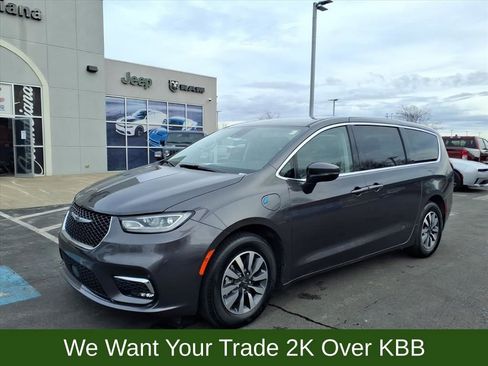 Used 2023 Chrysler Pacifica Touring-L image 2