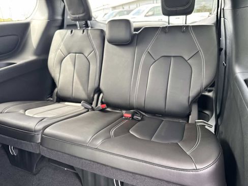 New 2026 Chrysler Pacifica Select image 8