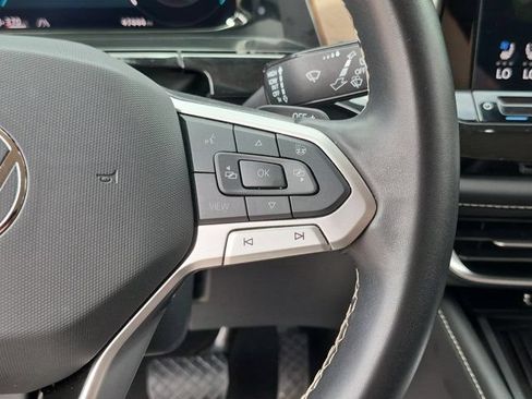 Used 2025 Volkswagen Atlas SE FWD image 21