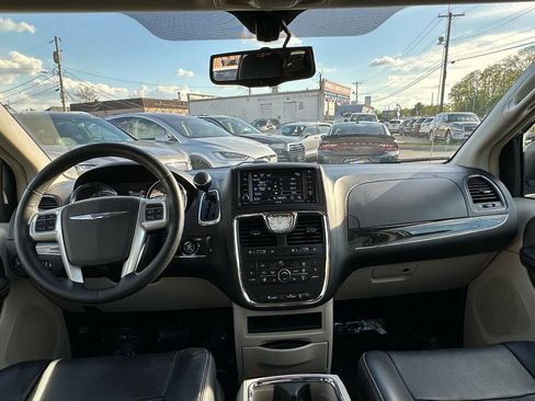 Used 2014 Chrysler Town & Country Touring-L w/ Driver Convenience Group image 25