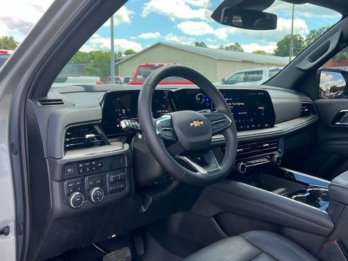 Used 2025 Chevrolet Suburban LT w/ Comfort Package AWD/4WD image 13