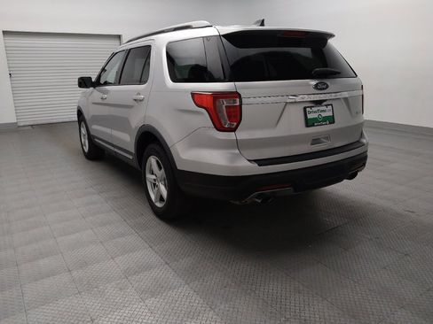 Used 2018 Ford Explorer XLT FWD image 5