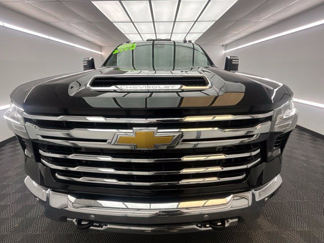 Used 2024 Chevrolet Silverado 3500 LTZ w/ LTZ Plus Package AWD/4WD image 2