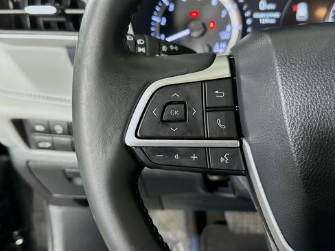 Used 2024 Toyota Highlander LE FWD image 16