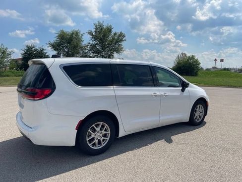 Used 2025 Chrysler Pacifica Select FWD image 3