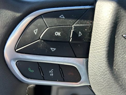 Used 2023 Chrysler Pacifica Touring-L FWD image 19