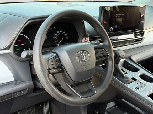 Used 2025 Toyota Sienna LE FWD image 20