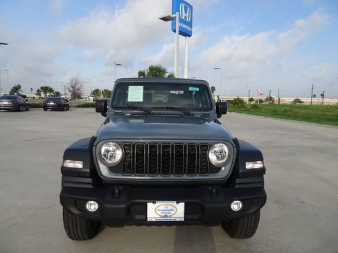 Used 2025 Jeep Wrangler Sport AWD/4WD image 2