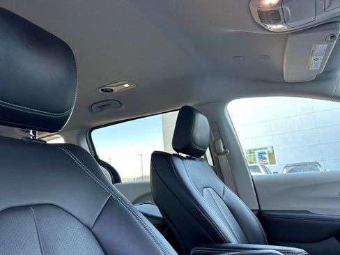 Used 2024 Chrysler Pacifica Select image 19