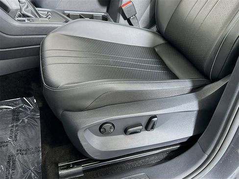 Used 2023 Volkswagen Tiguan SE image 19