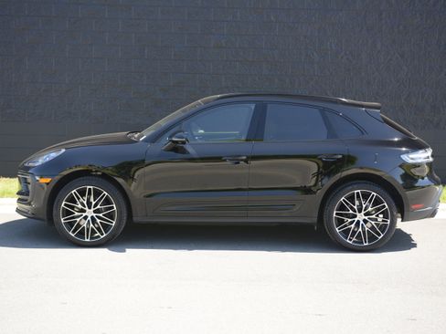 Certified 2025 Porsche Macan AWD/4WD image 2