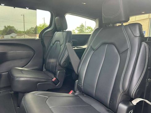 Used 2025 Chrysler Pacifica Select FWD image 16