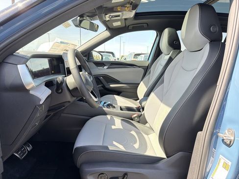 New 2026 Volkswagen Tiguan SE R-Line FWD image 11