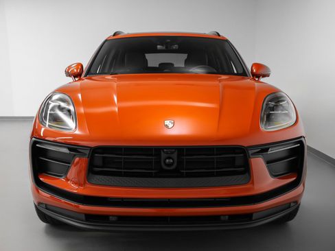 Certified 2025 Porsche Macan AWD/4WD image 8
