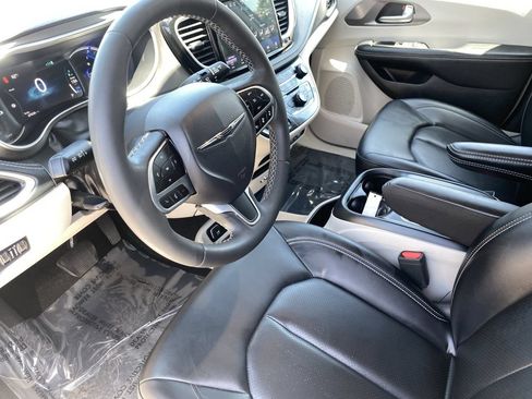 Used 2023 Chrysler Pacifica Touring-L FWD image 30