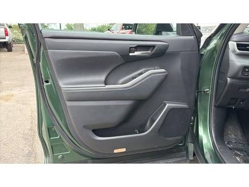 Used 2024 Toyota Highlander XLE FWD image 13