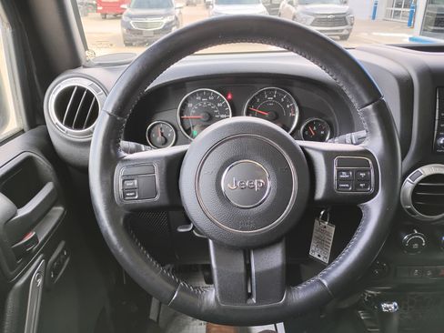 Used 2016 Jeep Wrangler Unlimited Sahara image 7