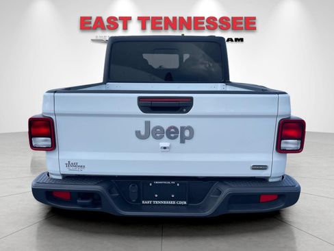 Used 2023 Jeep Gladiator Overland w/ Cold Weather Group AWD/4WD image 4