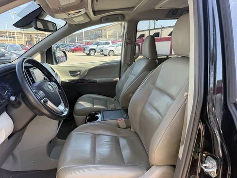 Used 2019 Toyota Sienna XLE Premium FWD image 27