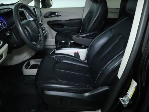 Used 2024 Chrysler Pacifica Touring-L FWD image 18