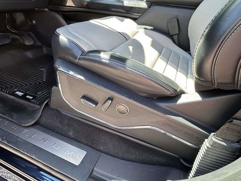 Used 2023 Ford F150 Lightning Platinum image 19