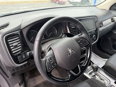 Used 2018 Mitsubishi Outlander SE AWD/4WD image 13