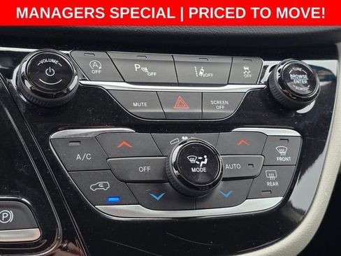 Used 2023 Chrysler Pacifica Touring-L image 27