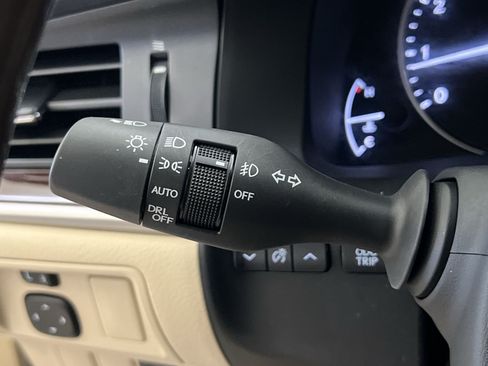 Used 2013 Lexus ES 350 w/ Luxury Pkg FWD image 39