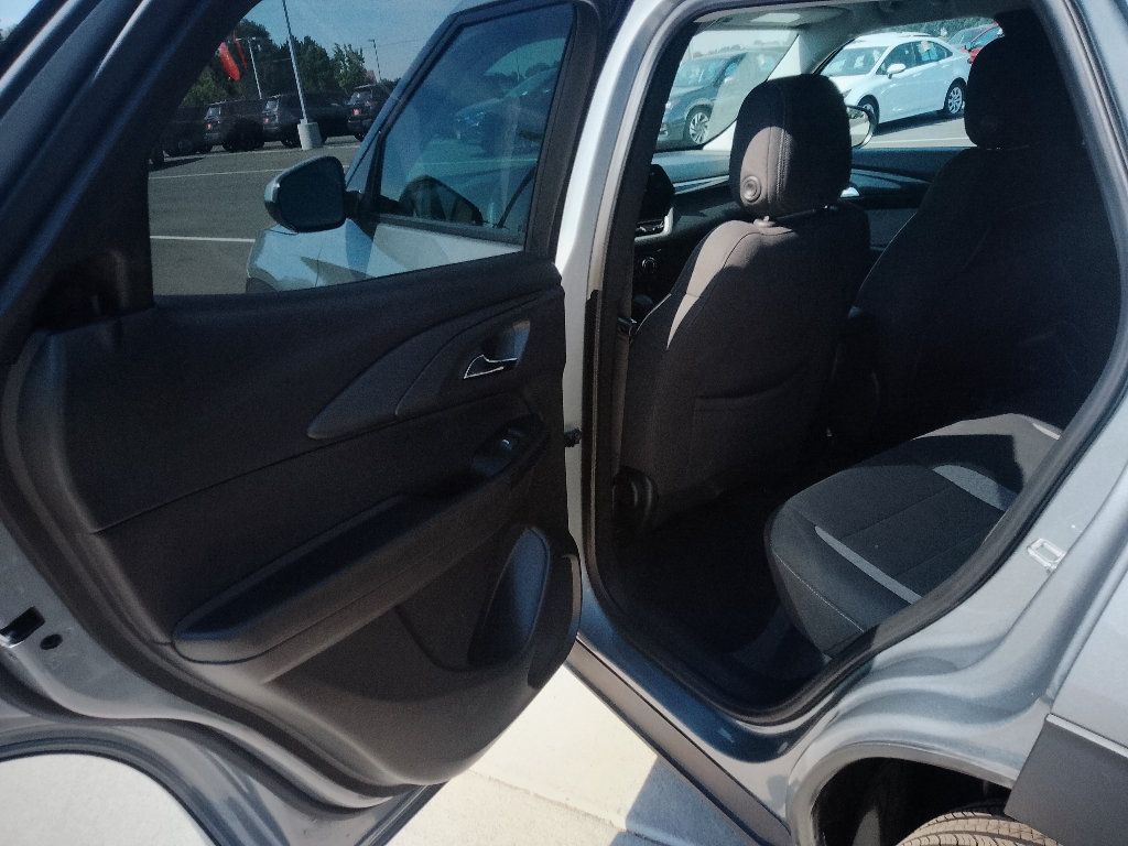 Used 2025 Chevrolet TrailBlazer LT AWD/4WD image 9