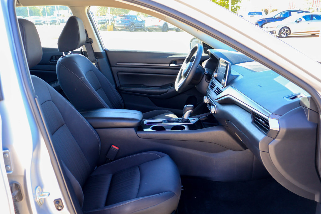 Used 2024 Nissan Altima 2.5 SV FWD image 8