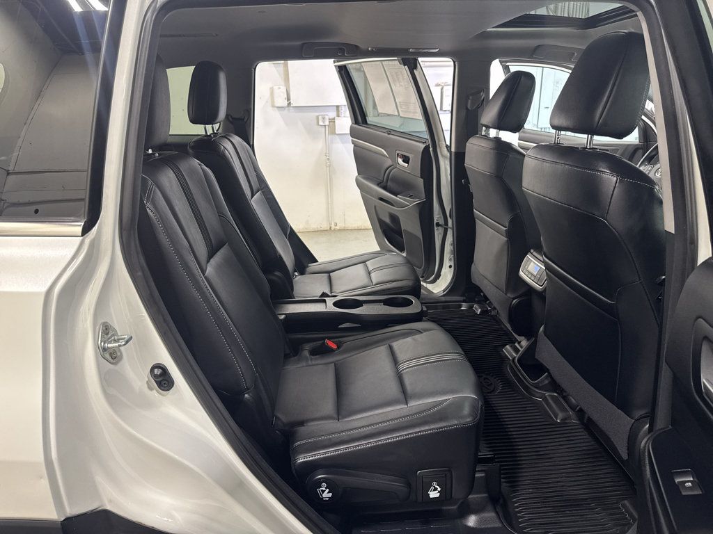 Used 2017 Toyota Highlander SE FWD image 29