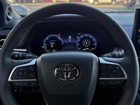 Used 2025 Toyota Sienna Platinum image 37