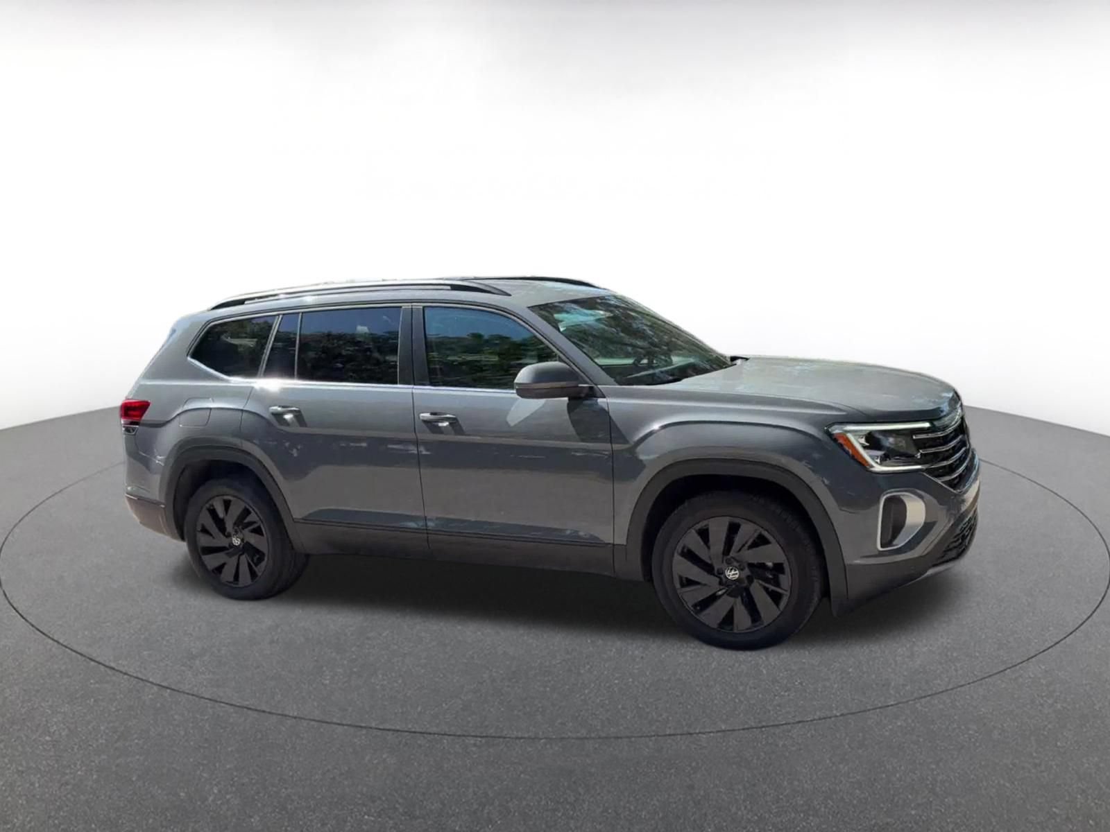 Used 2026 Volkswagen Atlas SE FWD image 2