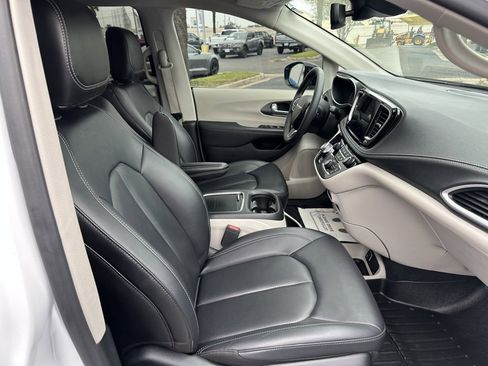 Used 2024 Chrysler Pacifica Touring-L w/ Uconnect Theater Family Group image 22