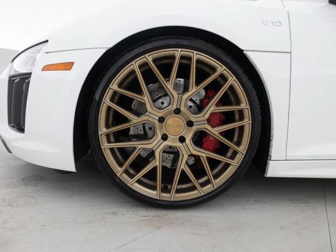 Used 2018 Audi R8 V10 w/ Premium Package RWD image 17