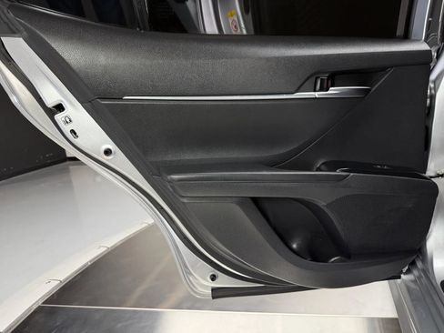 Used 2019 Toyota Camry SE FWD image 11