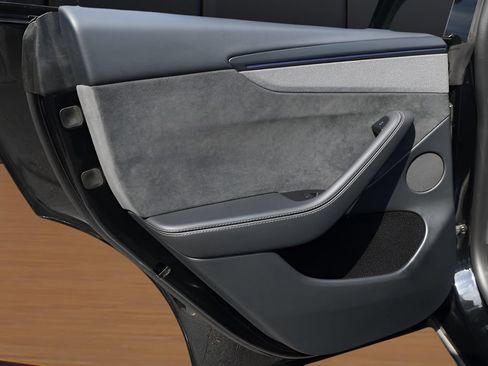 Used 2026 Tesla Model Y Long Range RWD image 38