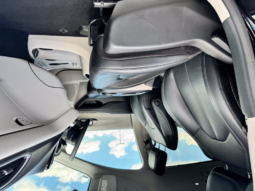 Used 2024 Chrysler Pacifica Touring-L FWD image 10