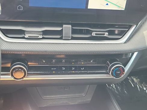 Used 2025 Chevrolet Equinox LT w/ Safety and Technology Package FWD image 12